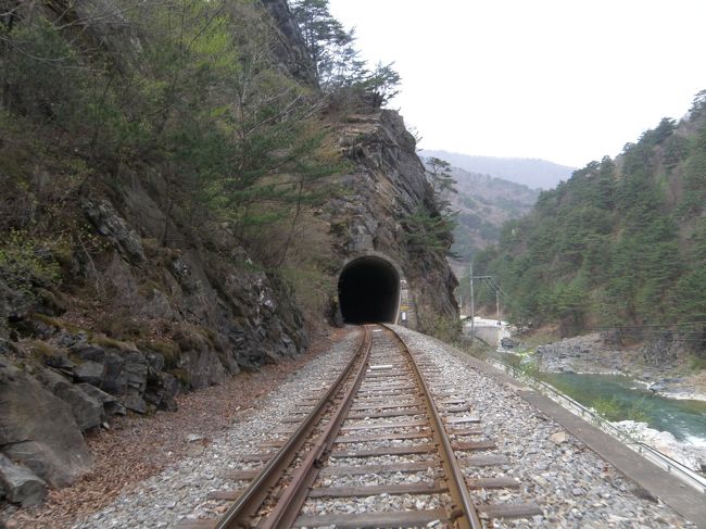 松川のほとり完璧に整備されたレ−ルの上をほとんど<br />起伏もなくトンネルは3箇所あって