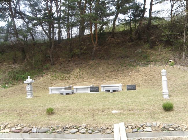 この辺特有のお墓<br />「行深般若波羅密多心経、観自在....」<br />「もういいからなれないことするなって」