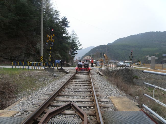 11：00九切里発アウラジゆき<br />急行列車のお通り<br />踏み切りで乗用車をとめる<br />この優越感
