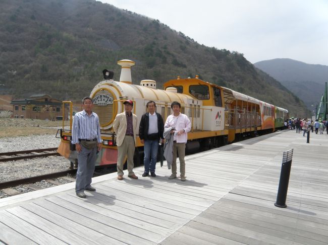 さっき乗ったバイクを全部つなげてこのチビ列車でひっぱって元の九切里に戻ってきた。
