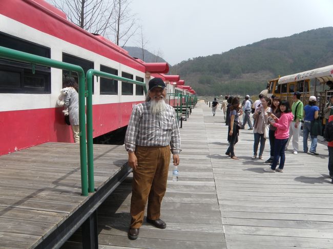 白熊の背後は列車ホテル、「ちょっと待った、なんで<br />後ろの5人組の女の子撮らないの」「そ-だ小汚い白熊<br />なぞ撮ってる場合じゃないだろ」「こっちみてるから<br />撮影オ−ケ−だろがって」「ノロマめが-」<br />「光ちゃんもそんなところにいるなって」