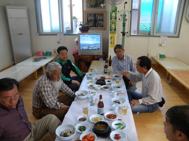 昼食は旌善市中心部のＫＢＳの取材も受けたと自慢する、山菜ビビンパッ屋7人で7食追加3食ビ−ル10本合計<br />59000Ｗ安すぎでしょ、だってび-る＠3000Ｗで残りは<br />どういう計算になるの