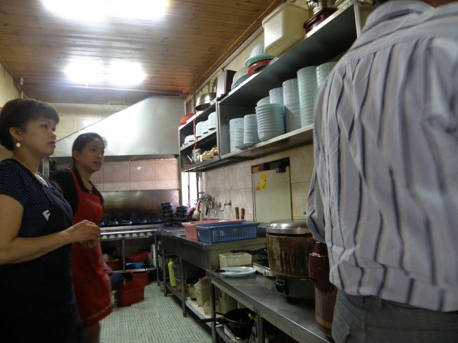 後で追加請求されても払いにこれる様にお勘定計算したこのフィリピ−ナ（と思う）の写真撮っておく