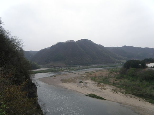 湾曲した清流と裏山の崖にはばまれた<br />配流地
