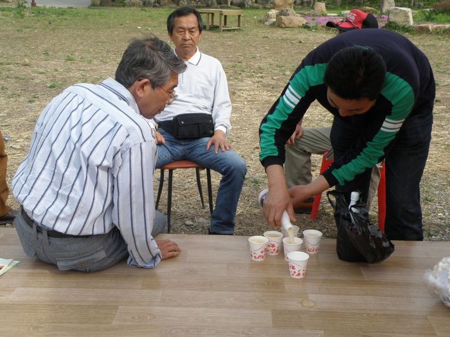 李さんここのマッコリは絶品ということで<br />2本5000Ｗでご購入、とうもろこし製<br />甘味料添加なし、黄濁「うま-い」、清澄にして<br />濃厚「しまった３０００トンばかり買占めするのだった」清冷浦の土産物売り場の脇で宴会<br />全員に等分に注ぐようじっと監視、「それ多すぎる」「減らせこっちへつげ」