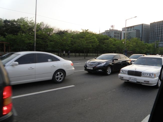 ソウルに戻ってきた18：40<br />ここも釜山も慶州も全くと言える程<br />軽トラも軽乗用も見ない韓国人は対抗意識が<br />強いのか、隣の人間に勝ちたがるのか、<br />見栄っ張りなのか