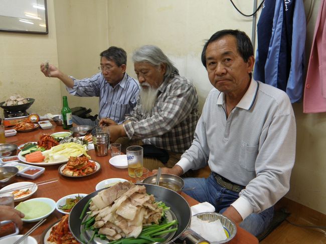 夕食は永登浦区の新宿歌舞伎町みたいなところで<br />クッパル、チョッパル、生牡蠣野菜包み（大きさと<br />季節から考え天然岩ガキだろね）ソジュ、メッチュ<br />とともに
