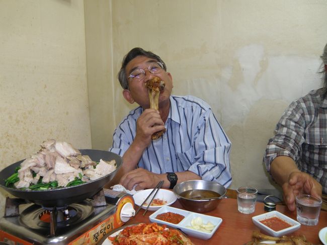 どこかの馬の骨が豚の骨食っている