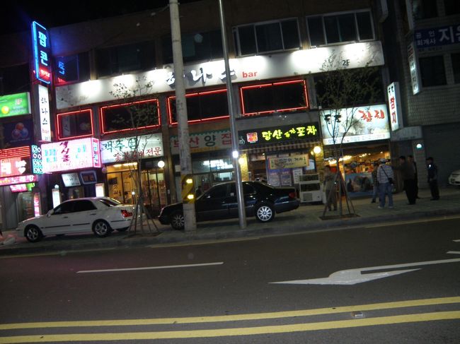 夜になれば、ここリバ−パ−クホテルのある江西区　塩倉洞あたりもすこしはみられるようになる。<br />