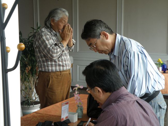 あけて5/5<br />９階レストランでこの旅始まって以来のコンビニ以外のまともな朝定食<br />まじめに金勘定することもあるのだ<br />時には会長をたてて中間ご報告<br />さすが命観自（何だか知らぬが変換してくれない）