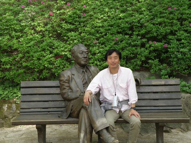 三清公園の中高名な詩人の「何とかさん」にまとわりつく、低名な喫茶室のオ−ナ−ここで湧き出している「甘露水」を<br />ゴクリで