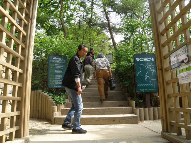 そろそろ山登りが始まる、もとは4Ｔ会員いとっちさんやユマサさんの旅行記からパクった今日の企画、彼らみたいに若くないし、毎日完全に二日酔いだし、最近歩いてないし、<br />大丈夫かね<br />「ゴチャゴチャ言ってるとおいてくぞ」<br />「待った、いったい幹事さまを置いてく<br />と言う事があるものか」<br />