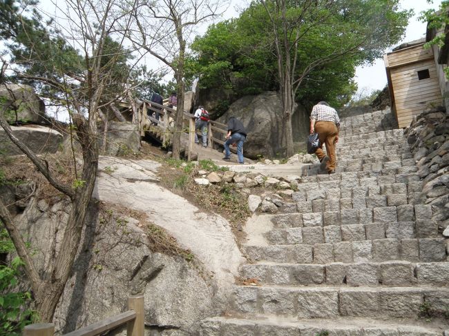 機銃を肩にかけた兵士やら、稜線の影からは、ぬっと大砲の砲身がでてたりして、観光気分と戦場気分の<br />両者が入り混じったところ、<br />それがなぜかは後述<br />階段右手上には監視小屋があって<br />キチンと機能している。