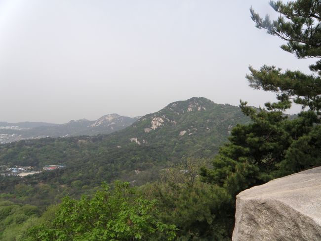 登ること20分で稜線に出て視界が開ける、今日は<br />ソウルも子供の日でお休み、小さな子もお年寄りも<br />わいわいがやがや