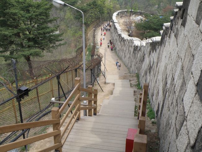 「まてまて記念撮影しよう」「止まって休もうっていう魂胆だな」「じゃ-そのままいくか」「いや景色を<br />眺めよう」「魂胆はおなじだろ-が」