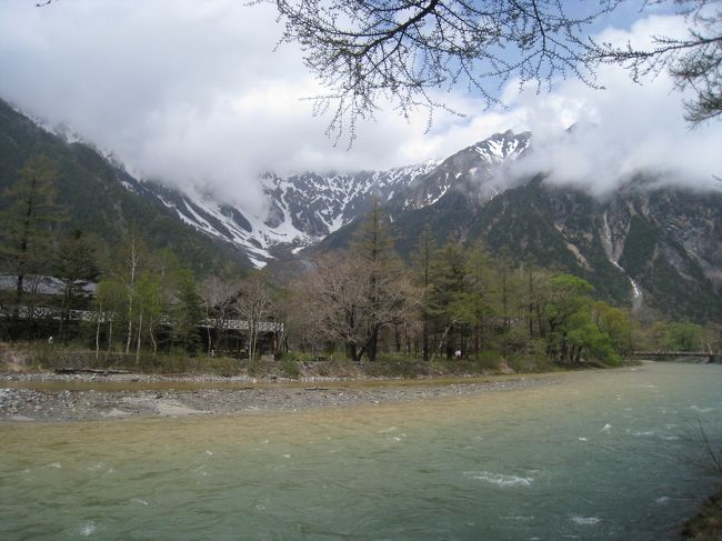 河童橋まで歩いて５分、昨日からの雨で梓川がちょっと濁っています。<br />上高地の標高は1500ｍ、来る車窓から見える眺めは美しい深緑の山々でした。この辺りはまだこれからですね。
