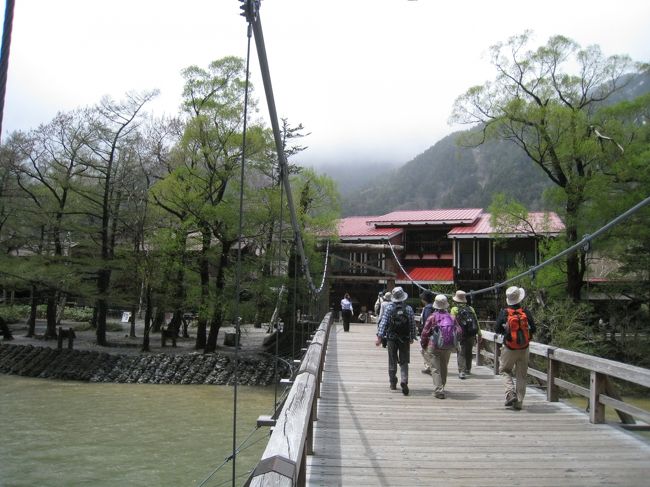河童橋<br />　西穂高岳から明神岳まで視野いっぱいに広がるロケ−ションは、上高地屈指のビュ−ポイントです。<br />