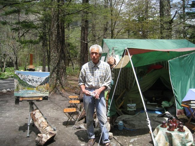 面白いおじさん発見！自称ホ−ムレスとか？テントの中には羽毛布団が。　絵を描きながら自由な森の生活、ひよっとしてこれって幸せかも。なんか楽しそうにお話するおじさんでした。
