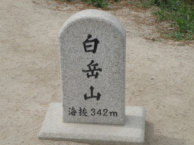 頂上につきました9：30登山開始、今は11：15です<br />きつい登りでしたが、死ぬほどつらい南アルプス<br />北岳の草すべりの急登に比べれば何の事ありません
