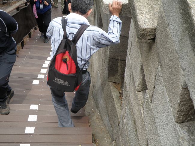 すみません私は浅はかでした、私が悪うございました<br />ここからとんでもない急降下でへっぴり腰になってます。4Ｔ会員いっとちさんはここで動画をとってますが<br />私には出来ません、ここでころんだら絶対下の人を<br />巻き込んで階段の最後あと３００段くらい転げ落ちるって。