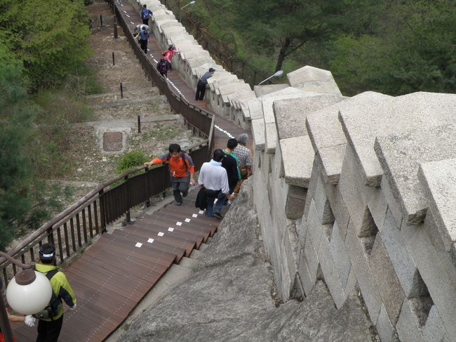 尚この辺で振り返って写真をとっていた同行メンバ−の一人の1カット消去が求められましたが、その基準が<br />あいまいです、申請書には指定の場所以外の写真撮影<br />禁止とありますが、撮影ＯＫの指定場所の看板はなくなったのです。