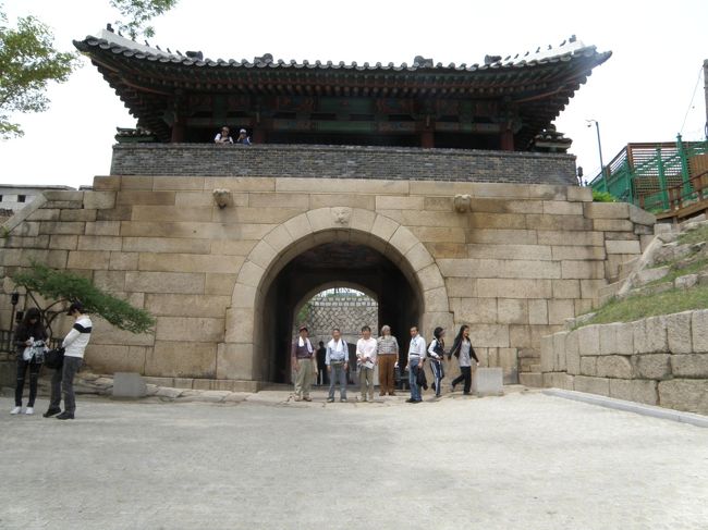 彰義門案内所にカ−ドを返し、ここからタクシ−で大統領官邸横をすりぬけ、検問などされ、手打ちうどん屋をめざす