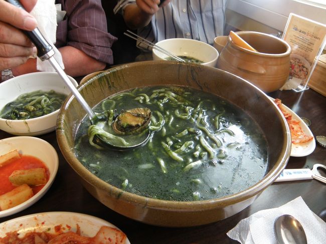 三清洞カルグクス、こしの強い手打ちうどん8000Ｗで海藻トコブシ入り海鮮麺、ドンドン酒<br />定番のビ−ル。一甕5000Ｗのドンドン酒は甘すぎた。