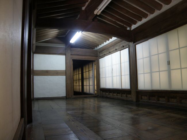 廊下の床板の張り方は慶州もソウルも皆同じ様だった<br />床板の張り方日本と違う