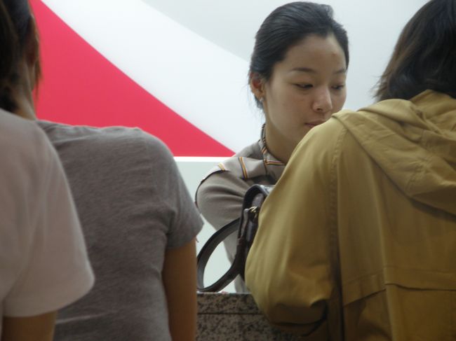 ボ−ディングパスと引換<br />「右側の黄色のパ−カ−のお客さん<br />どいてくれ、肝心の被写体が全部<br />写らないだろが」