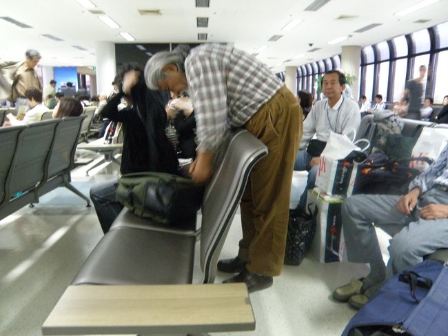 ここ「金浦空港」は出国手続きを済ませると、<br />免税店、清涼飲料水店のほか何もない<br />ビ−ルも水割りもなんにもありつけない<br />史上最悪欠陥低脳駄目空港である<br />この後、機内で「ビッビ−ルくだせ―すぐくだせ-」<br />干からびて死ぬところだった<br />そしてベジタブルカリ-日本風味などという<br />ものをあてがわれ<br />２時間の空中移動で羽田空港に戻ってきた<br />おしま-い<br /><br /><br /><br />