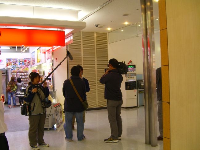 そしたら、空港内で、何やら撮影がぁ〜・・・。<br />マイク向けられている人は、どーやら有名人らすぃーのですが、私にゃ、わがんねww