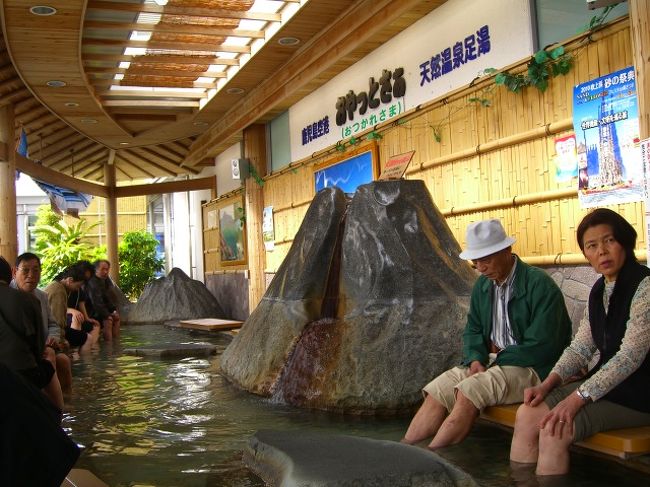 鹿児島空港には、「足湯」があります。もちタダでーす。本当に「温泉」らしいよ？