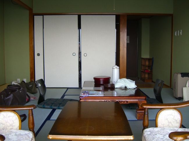 鹿児島市内を抜けるのに、少し時間が掛かったけど、下の道をスタスタ・・・。夕方には、ホテル到着。<br />「今から、砂蒸し行くぞー！」<br />「 工エｴェｪ（´д｀）ｪェｴエ工工　まぢ？」<br />ホテルから「砂蒸し温泉」の「砂楽」まで、送迎バスが出てるので、それに乗るために、慌てて浴衣に着替えますた。