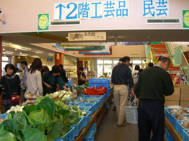 チェックアウトして、走ってる途中にみつけた「道の駅」。結構にぎわってました。