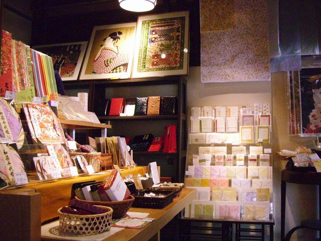 　四葩の店内<br /><br />和紙雑貨や古布小物が沢山あります♪<br />表通りにもお店があり“あぶらとり紙”の<br />種類が豊富^^