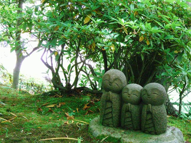 <br />な〜んて可愛いのでしょう(☆。☆)<br />こんな風に和み地蔵が迎えてくれる<br /><br />　よく見ると其々口元が違うのネ^^