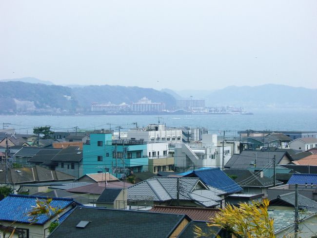 <br />境内にある見晴台から<br />由比ヶ浜の眺望を臨む