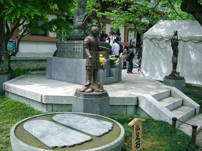 <br />中央の石造釈迦如来坐像を<br />四天王像が守るように建っ<br />ています^^