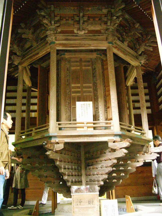 　経蔵<br /><br />こちらのお寺の経蔵は輪蔵と呼ばれ<br />回転します。<br />いつでも廻せる訳ではなく毎月18日<br />観音ご縁日のみに限られています。<br /><br />