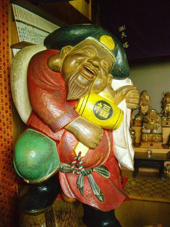 　出世大黒天<br /><br />大黒様を撫でるとお金が溜まるのだそう^^<br />皆に撫でられてお顔も手もピッカピカ〜♪