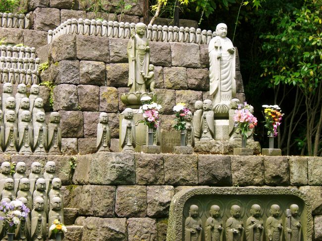 　千体地蔵<br /><br />千体地蔵とは...<br />水子や先亡諸霊の供養のために奉納<br />される。<br /><br />『お参りはご自分のお地蔵さまを探す<br />　のではなく、観音堂と地蔵堂のご本尊<br />　になさって下さい』と、書かれていました^^;<br />　