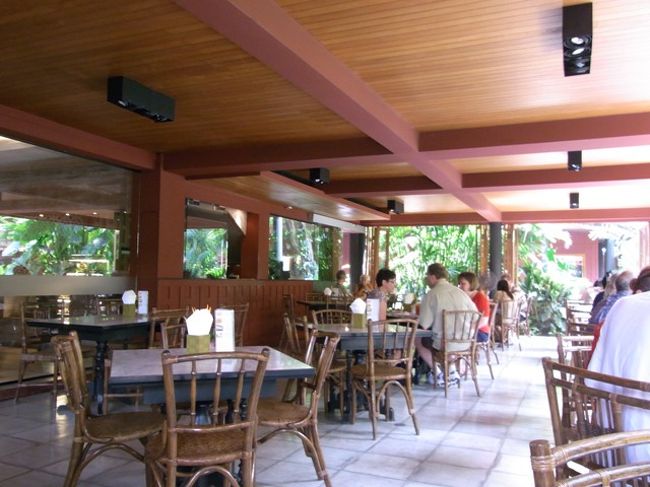 冷房の効いた屋内と外のテラス席があります。<br />我々は外に。