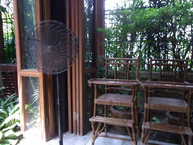 ラタン？製の子供用椅子です。<br />ステキです。こんなの初めて見ました。