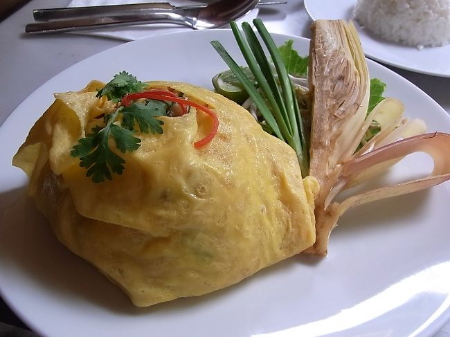 ここでもパッタイを注文。出てきたのは卵焼きにくるまれた可愛いもの。<br />お味は、まあまあです。