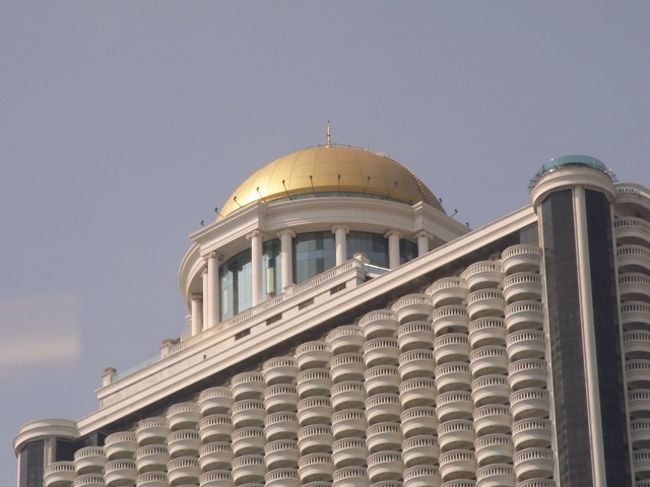 さらに我々は観光を続けます。<br />ルブアットホテルです。バルコニーのぼこぼこ波がきれいです。私はこのホテルの外観好きです。<br />きれいだと思います。<br />お魚の鱗のように整然と並んだバルコニー。<br />今回は時間がないので行けませんが、<br />またあのＢａｒに行きたいですね。<br /><br />明るいうちに上から見てみたい。<br />どんなに恐ろしいヾ（ーー；ことだろう。