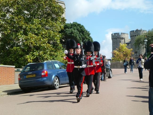 衛兵の行進は思ったより早い。<br />カメラをそばで構えると、撮れたのは一枚のみ。<br />かなり重そうな銃を担いでいる。