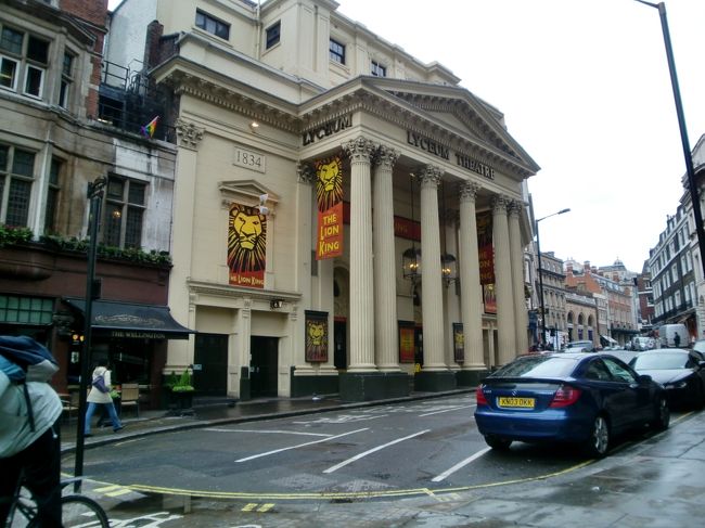 コートールド協会美術館に寄ったあと、地下鉄の駅に向かう途中で、ライシアム・シアター前を通りかかった。<br />ライオンキングを上映しているようだった。