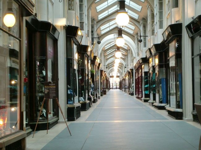 地下鉄のピカデリーサーカス駅からグリーンパーク駅まで歩いていると、アーケードがある商店街？を見かけた。<br />閉店時間なようなので、写真だけパチリ！