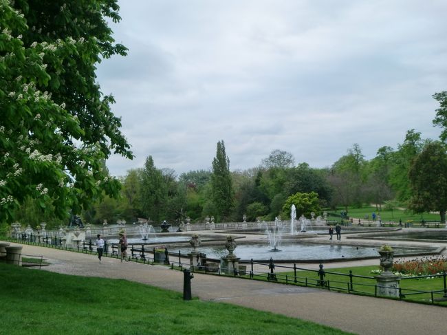 ハイドパークのイタリアンガーデン。<br />東西2ｋｍ南北1ｋｍくらいの大きな公園だ。<br />雨上がりの夕暮れ前で冷え込んでいたためか、人通りは少なかった。