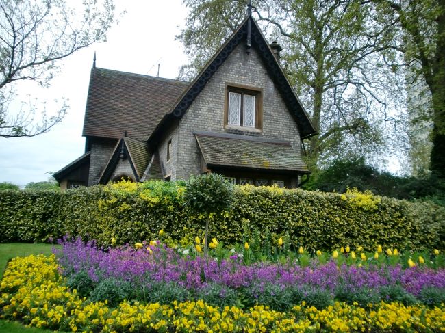 地下鉄のランカスターゲート駅そばのハイドパークいり口で瀟洒な建物を見つけた。